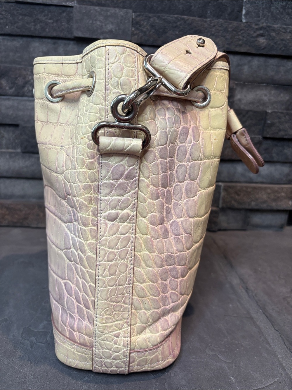 Dooney & Bourke Cream and Lilac Ombré Croc-Embossed Bucket Bag USA Vintage - Picture 11 of 13